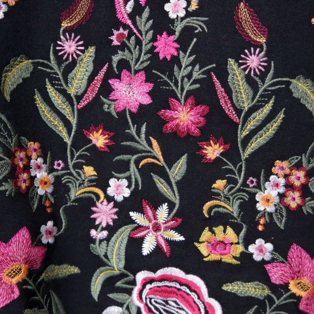 SOLD ✨ Anthropologie Embroidered Drew Crewneck - Picture 3 of 4